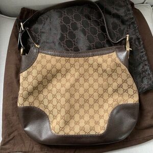 Gucci shoulder bag.